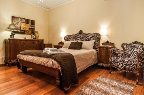福尔米亚Villa Olga B&B的一间卧室配有一张大床和一把椅子