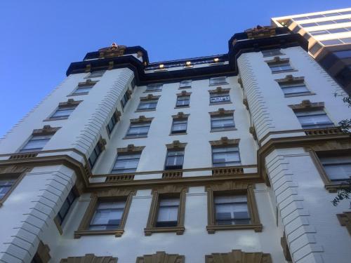 华盛顿建筑师酒店的一座高大的白色建筑,设有窗户