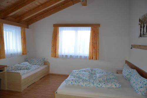 瑙德斯克劳迪娅公寓的一间卧室配有一张床、一张沙发和一个窗口
