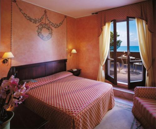 西尔米奥奈路加那帕可阿拉戈酒店的一间卧室配有一张床,享有海景
