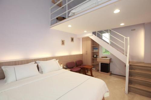 吉安干城35民宿的一间带大床和楼梯的卧室
