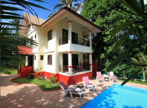 西塔努3 Bedroom Seafront Villa Island View SDV233-By Samui Dream Villas的前面有游泳池的房子