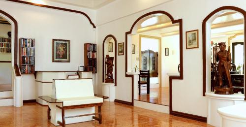 Guindulman桂杜尔曼湾旅游宾馆的客厅配有椅子和镜子