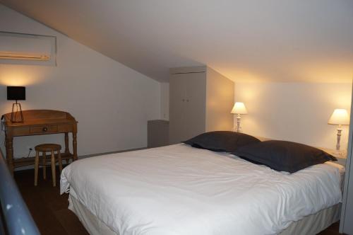 埃瑞兹多迈纳德拉基拉夫住宿加早餐旅馆的卧室配有一张白色的大床和一张桌子