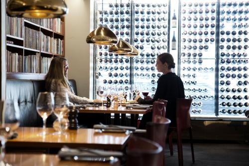 斯德哥尔摩斯德哥尔摩莫宁顿酒店的两人坐在餐厅桌子旁