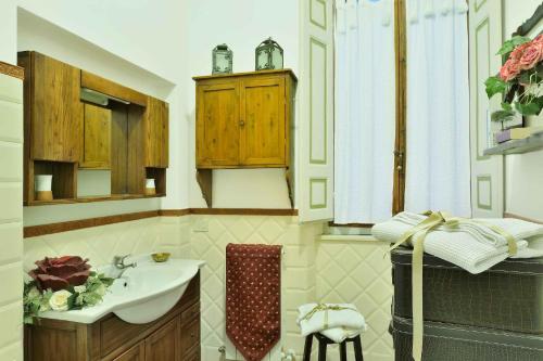 锡耶纳德波卡帕拉索科里比莎丽尼酒店的一间带水槽和水槽的浴室