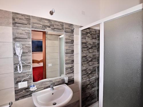 兰佩杜萨兰佩杜萨丽城酒店的一间带水槽和镜子的浴室