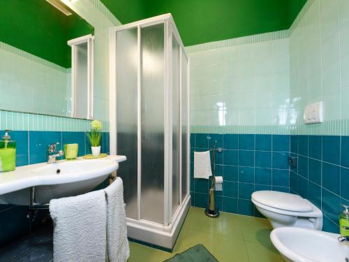 马萨鲁布朗斯Alta Marea Sorrento的带淋浴、盥洗盆和卫生间的浴室