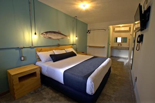 韦拉克鲁斯Mas Basico Hotel的一间卧室,卧室内配有一张大床