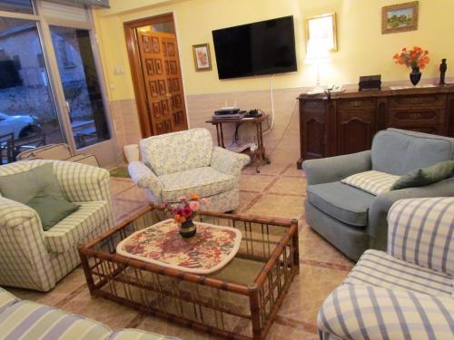 Moreda de ÁlavaCasacelin的带沙发和电视的客厅
