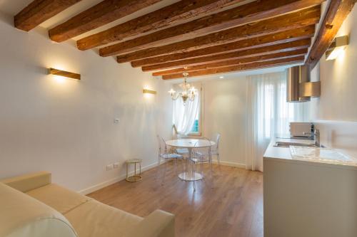 威尼斯Home Venice Apartments-Rialto 1 - 2 - 3的一间带桌子的客厅和一间厨房