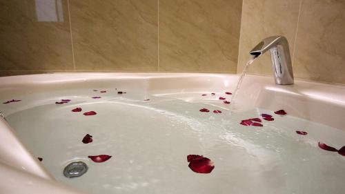 新竹金沙商务旅馆的装满血红色玫瑰的浴缸