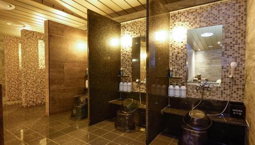 首尔多美迎首尔江南酒店的一间带水槽和镜子的大浴室