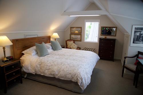 怀卡奈Sunny Glen Cottage的一间卧室设有一张大床和一个窗户。