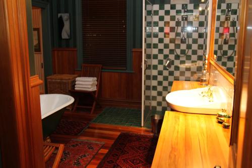 因弗卡吉尔维拉卢戈住宿加早餐旅馆的带浴缸、水槽和浴缸的浴室