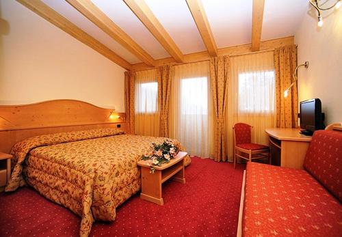 莫埃纳Hotel Europa的酒店客房设有一张大床和一张书桌。