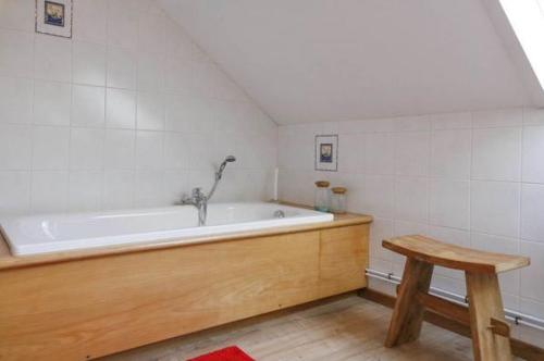 斯塔沃洛Val du Roannay的带浴缸和木凳的浴室