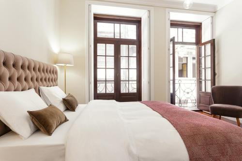 波尔图Chateau Belomonte的卧室设有一张白色大床和两个窗户。