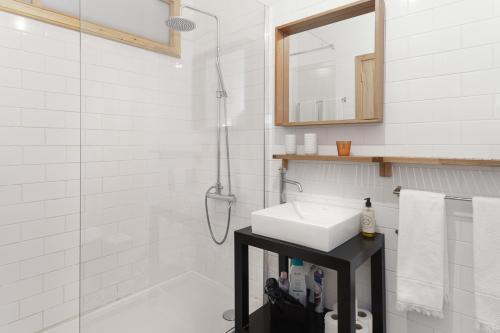 波尔图Chateau Belomonte的白色的浴室设有水槽和淋浴。