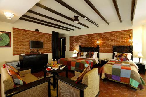 巴克塔普尔遗产酒店的一间酒店客房,设有两张床和电视