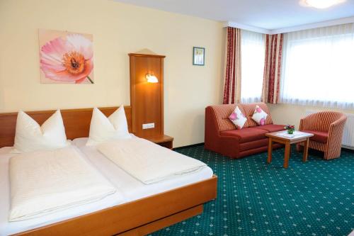 蓬高地区圣法伊特波萨奈酒店 的酒店客房,配有一张床和一张红色椅子