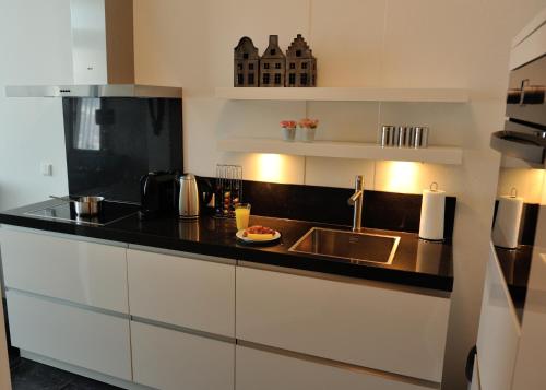 多克姆Stadslogement Kleindiep Dokkum的厨房配有水槽和台面