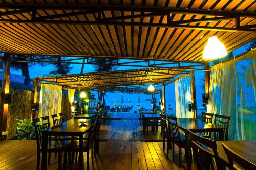 丽贝岛撒丽萨度假酒店的一间在甲板上配有桌椅的餐厅