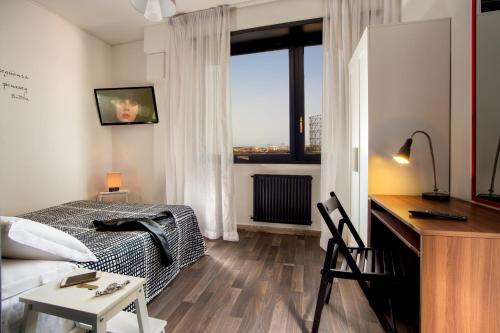 罗马拉迪奥酒店的一间卧室配有一张床和一张书桌