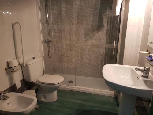 阿尔巴塞特卡迪纳尔酒店的浴室配有卫生间、盥洗盆和淋浴。