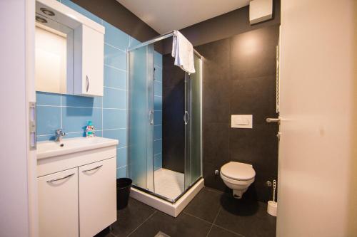 科佩尔多莫斯别墅旅舍的带淋浴、卫生间和盥洗盆的浴室