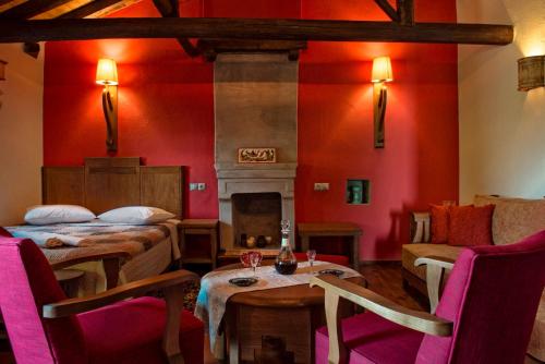 桑加拉达Αrnica Montana的红色的客房设有两张床和壁炉