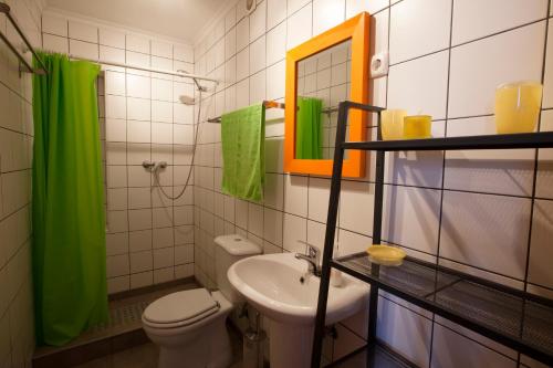 ManadasCasa do Zé - AL的一间带水槽、卫生间和镜子的浴室