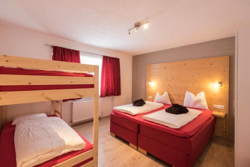洛弗阿尔卑斯山景公寓客房内的一张或多张双层床