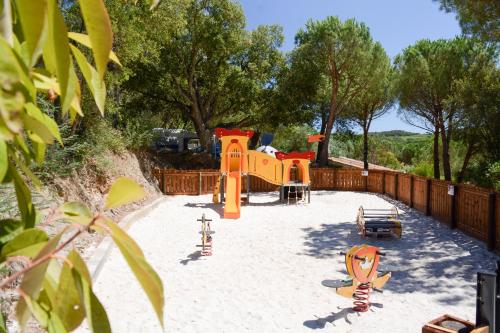 加桑Domaine de Verdagne的一个带游戏设备的沙地游乐场