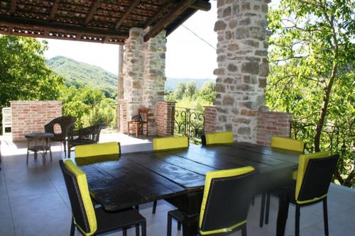San Sebastiano Curone马尔维斯塔农家乐的美景庭院里的木桌和椅子