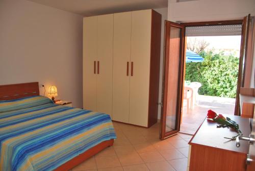 坎波内莱尔巴Appartamenti Margherita的一间卧室设有一张床和一个滑动玻璃门