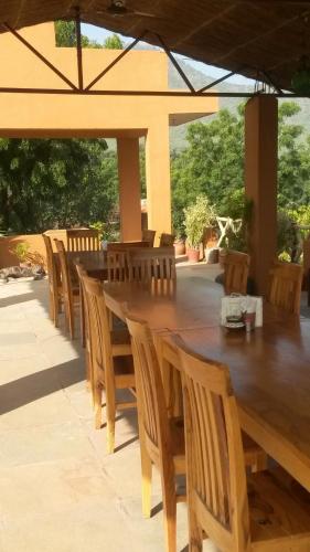 乌代浦克里什纳牧场旅馆的凉亭下的大型木桌和椅子