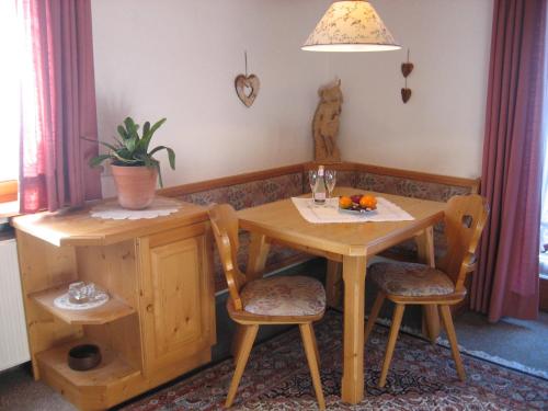 雷特温克尔Haus Egger的餐桌、桌椅和桌子