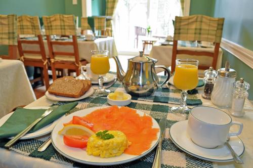 戈尔韦灰树丛旅馆的桌子上放着一盘食物和橙汁
