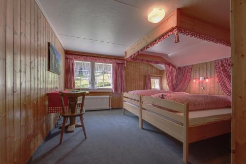 韦斯巴德瓦尔德盖斯特豪斯乐蒙酒店的一间卧室配有一张床和一张桌子