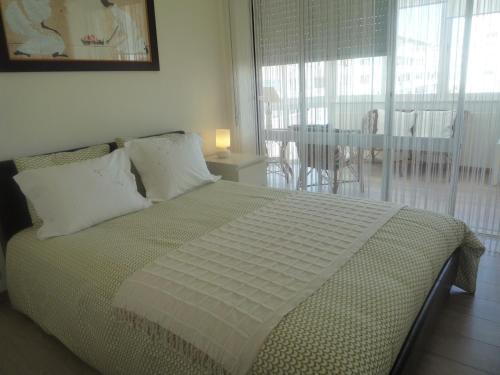 卡帕里卡海岸Casa Mar的一间卧室设有一张床,享有阳台的景色