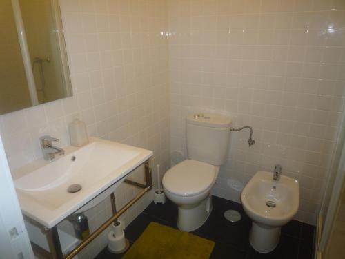 卡帕里卡海岸Casa Mar的浴室配有白色卫生间和盥洗盆。