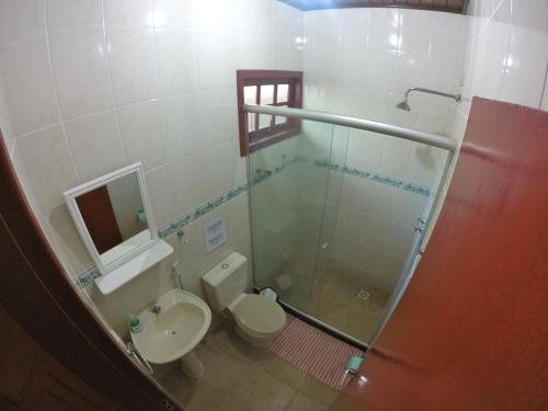 阿布拉奥Condomínio Aldeia的带淋浴、卫生间和盥洗盆的浴室
