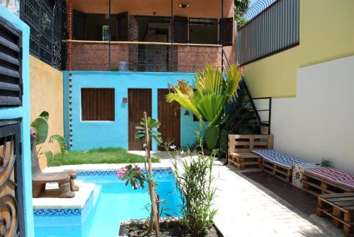 圣多明各乔萨旅馆的庭院中带游泳池的房子
