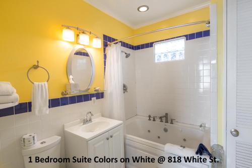 基韦斯特白色旅馆的浴室配有白色浴缸和水槽