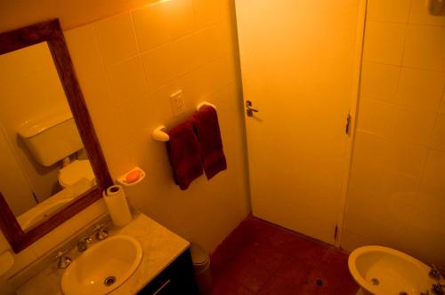 圣萨尔瓦多德朱芬卡拉克罗拉达旅馆的一间带水槽、卫生间和镜子的浴室