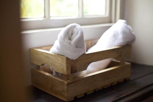 惠特利惠特利梨树宾馆的窗户上带毛巾的木制盒子