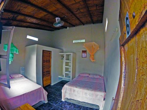 蒙塔尼塔Montañita Garden Hostal的一间卧室设有两张床和木制天花板