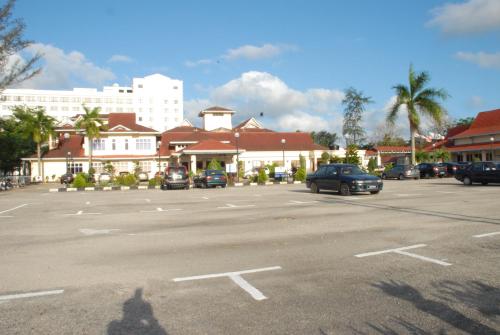 关丹马来西亚关丹斯里酒店的停车场内有车辆的街道