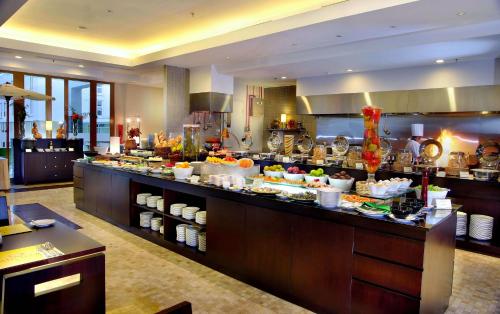 茂物ASTON Bogor Hotel and Resort的餐厅的自助餐点,展示着食物